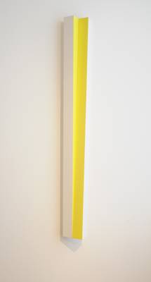 Sigurd Rompza, spitziges gelb, 1986/2000, Acryl und Lack auf Aluminium, 140 x 16 x 14 cm. Foto: Frank Hasenstein, Ebersold GmbH