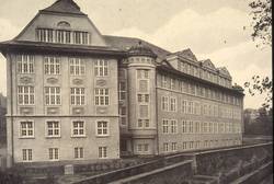 Reform-Realgymnasium, um 1912 erbaut von Julius Ammer. Foto aus: Julius Ammer: Saarbrücker Schulbauten. In: Moderne Bauformen 16, 1917, S. 35