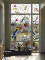 Unbekannter Künstler, Flurfenster, um 1957, farbige Bleiverglasung, 3,60 x 2,08 m. Foto: Institut für aktuelle Kunst im Saarland, Christine Kellermann