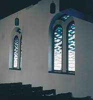 Werner Bauer, Kirchenfenster, 1980, Blei, Glas, weiß, grau, blaugrün, Rosatöne (WV ÖR 40). Foto: Gottfried Köhler