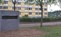 Gertrud Riethmller, Stahlplatte "will nicht narben", 1999, aktuelle Aufstellung auf der Gedenksttte Neue Bremm, Saarbrcken, Rckseite (Foto: Oranna Dimmig)