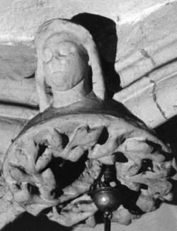 Schlussstein mit Gewölbezwickelköpfen (Kopf im westlichen Zwickel), nach 1250, Sandstein, Hochrelief, ca. 35 x 30 x 15 cm (Kopf), Chorvorjoch der Deutschherrenkapelle, Saarbrücken