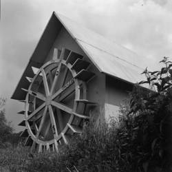 Katharina Fritsch, "Die Mühle", 1990, gegossener Beton, Holz, Höhe 7 m. Foto: Archiv Institut für aktuelle Kunst im Saarland