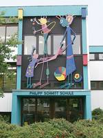 Ulli Meiers, "Die bewegliche Schule", 1995, Aluminium, farbig gefasst, 6,00 x 4,50 m. Foto: Institut für aktuelle Kunst im Saarland, Christine Kellermann