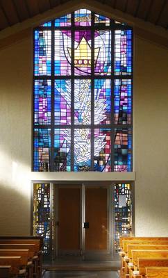 Rammelfangen, Filialkirche Maria Königin, 1960, Glasfenster in der Eingangsfassade; unterer Teil Betonverglasung, oberer Teil Bleiverglasung. Foto: Institut für aktuelle Kunst, Oranna Dimmig, 2010