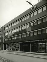 Fassade des Bankgebäudes mit der Fensterverkleidung von Wolfram Huschens, 1967. Foto: Fritz Mittelstaedt, 1967