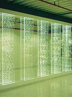 Werner Bauer, Lichtwand, 1991, Plexiglas, Spiegelglas, Aluminium, Leuchtstoffröhren, 2,80 x 5,80 x 0,14 m. Foto: Gottfried Köhler