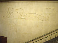 Richard Eberle, ohne Titel, 1955, Wandrelief, Sandstein, weiß und gold gefasst, 5,50 x 3,20 m. Foto: Institut für aktuelle Kunst im Saarland, Christine Kellermann