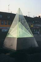 Werner Bauer, Lichtpyramide, 1982, Beton, Metall, Plexiglas, ­Leuchtstoffröhre, 2,00 x 1,20 m. Foto: Gottfried Köhler
