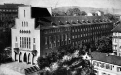 Ansicht von der Ursulinenstraße. Foto aus: Werden – Wachsen – Wollen. Festschrift zur Eröffnung des neuen Gebäudes der „Saarbrücker Landes-Zeitung“. Saarbrücken 1926