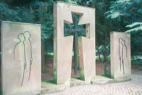 Unbekannter Künstler, Ehrenmal, 1955 oder davor, Sandstein, Metall, Gesamtmaße: 3,20 x 6,00 x 1,40 m; seitliche Stelen je: 1,30 x 1,20 x 0,90 m. Foto: Dr. Günter Scharwath