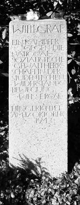 Erinnerungsstele für Willi Graf, St. Johann, Alter Friedhof, neben dem Familiengrab Graf. Foto: Institut für aktuelle Kunst im Saarland, Oranna Dimmig