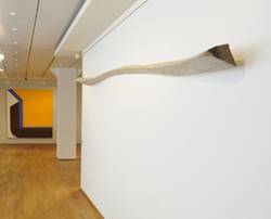 Erwin Wortelkamp, Wandstück, 2000, Holz, 10 x 400 x 24 cm. Foto: Frank Hasenstein, Ebersold GmbH