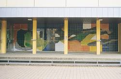 Yvonne Weiand, Wandgestaltung, 1970, farbige Fliesen, 9,30 x 2,50 m; Fliesen: 15 x 15 cm. Foto: Institut für aktuelle Kunst im Saarland, Ursula Kallenborn-Debus