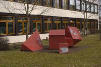Joachim Ickrath, "Skulptur aus drei Einheiten", 1987/88, Eisen, rostrot gefasst, 1,50 x 3,50 x 3,50 m. Foto: Institut für aktuelle Kunst im Saarland, Christine Kellermann, 2009
