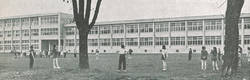 Neubau des "Lycée Maréchal-Ney" (heute Deutsch-Französisches Gymnasium) in Saarbrücken von Pierre Lefèvre; Südfassade zum Schulhof (Abbildung aus: 5 Jahre Bauen an der Saar, 1952, S. 40)