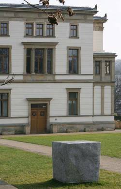 "Stein zur Mahnung und zum Gedenken", 2010, Paul Schneider; Alt-Saarbrücken, Garten des Landtags. Foto: Institut für aktuelle Kunst, Oranna Dimmig