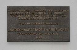 Erinnerungstafel an die am 9. November 1938 zerstörte Saarbrücker Synagoge, 1978; St. Johann, Futterstraße. Foto: Institut für aktuelle Kunst, Oranna Dimmig