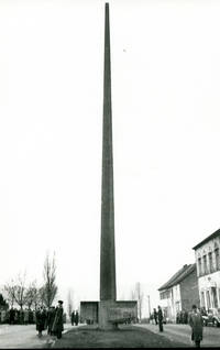 Andr Sive, Denkmal der Gedenksttte Neue Bremm, 30 m, Stahlbeton; Aufnahme whrend der Gedenkfeierlichkeiten am 11. November 1954. Foto: Erich Oettinger, 1954