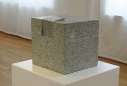 Paul Schneider, Sue Take Tu, 1996, Amazonit-Granit, 31 x 31 x 31 cm. Foto: Frank Hasenstein, Ebersold GmbH