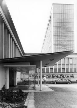 Ehrenhof und Haupteingang. Foto: Archiv Norbert Mendgen
