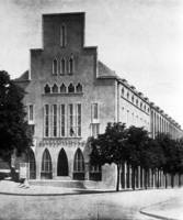 Saarbrücken, Gebäude der Saarbrücker Landeszeitung, Ursulinenstraße, 1925-26 von Hans Herkommer (abgerissen). Foto aus: Werden – Wachsen – Wollen. Festschrift zur Eröffnung des neuen Gebäudes der „Saarbrücker Landes-Zeitung“. Saarbrücken 1926