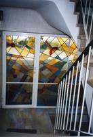 Unbekannter Künstler, Fenstergestaltung, ca. 1956-59, Bleiverglasung aus farbigen Glasscheiben, Eingangstüre. Foto: Institut für aktuelle Kunst im Saarland, Rita Everinghoff