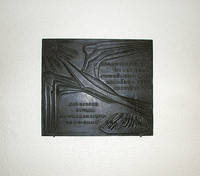 Nikolaus Simon, Gedenktafel, 1953, Eisenguss, 90 x 104 x 0,5 cm. Foto: Institut für aktuelle Kunst im Saarland, Christine Kellermann
