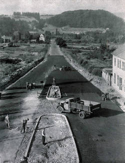 Die Metzer Straße während der Ausführungsarbeiten, 1947. Abbildung aus: Fünf Jahre Bauen an der Saar