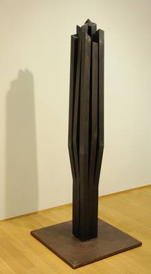 Robert Schad, Golum, 2002, Vierkantstahl, 157 x 18 x 19 cm. Foto: Frank Hasenstein, Ebersold GmbH