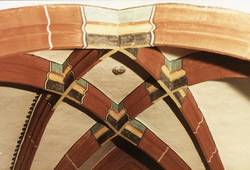 Die Kreuzungspunkte der Gewölberippen werden durch kontrastierende Farbgebung betont (Foto: Archiv Mrziglod, Tholey)