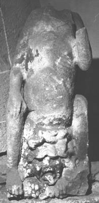 Wasserspeier (Teufel und Mann), Ende 13. Jahrhundert, Sandstein, Rundfigur, ca. 73 x 40 x 98 cm, Abteimuseum, Tholey