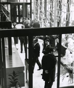 Blick in das Innere der Schalterhalle während der Eröffnung am 4. 11. 1967. Foto: Fritz Mittelstaedt, 1967