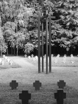 Helmut Ernst, Kreuzgruppe, 1978, Cortenstahl, 5,50 x 2,10 x 2,10 m, Waldfriedhof, Ehrengrabfeld, Berliner Straße, Dillingen. Foto: Institut für aktuelle Kunst