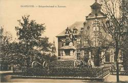 "Saarlouis. Kriegerdenkmal u. Lyceum", neben dem Denkmal wurden Geschütze aus dem Krieg 1870/71 aufgestellt, Postkarte um 1928. Postkarte im Stadtarchiv Saarlouis