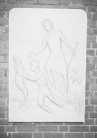 Willi Amann, "Raphael und Tobias", 1950er Jahre, Gips oder Beton, gefasst, ca. 1,30 x 1,10 x 0,15 m. Foto: Institut für aktuelle Kunst, Christine Kellermann