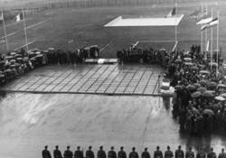 Einweihung der Gedenkstätte Neue Bremm am 11. November 1947. Abbildung aus: Thalhofer: Neue Bremm – Terrorstätte der Gestapo. St. Ingbert 2002