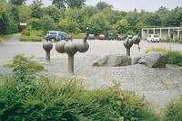 Eberhardt Killguss, Brunnen, 1986, Bronze, Basaltstelen, Findlinge. Foto: Institut für aktuelle Kunst im Saarland, Christine Kellermann