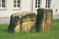 Toun (Antoine Dihé), "Saar ohne Grenzen", 1996, gelber Kalkstein aus Metz (Jaumont). Foto: Institut für aktuelle Kunst im Saarland, Christine Kellermann