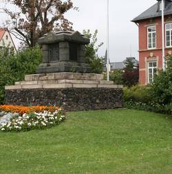 Sockel des Kreis-Kriegerdenkmals, Schlackengestein, Granit und Basalt, 1,85 x 3,73 x 3,73 m. Foto: Institut für aktuelle Kunst im Saarland, Oranna Dimmig, 2007
