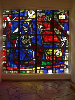 Kapelle Maria Frieden, "Marienfenster" in der Nordwand, 1956 von Jacques Le Chevallier. Foto: Institut für aktuelle Kunst, Christine Kellermann