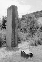 Arthur Klein, Monolith, 1990, Sandstein, 4,50 x 0,85 x 1,10 m. Foto: Institut für aktuelle Kunst im Saarland, Christine Kellermann