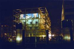 Burkhard Detzler, Multiprojektion an der Fassade der Vertretung des Saarlandes beim Bund in Berlin, 3. Oktober 2002. Foto: Burkhard Detzler