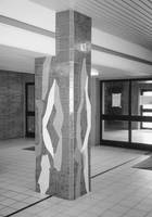 Victor Fontaine, Pfeilergestaltungen, 1974, Mosaik, farbig glasierte Keramik. Foto: Institut für aktuelle Kunst im Saarland, Christine Kellermann