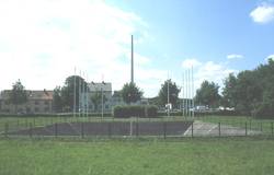 Die Gedenkstätte Neue Bremm vor den Neufassung 2004; im Vordergrund der "Löschweiher". Foto: Oranna Dimmig, 2001