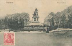 Ansicht des Kreis-Kriegerdenkmals vor Errichtung der Höheren Töchterschule, Postkarte um 1901. Postkarte im Stadtarchiv Saarlouis