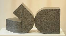 Friedhelm Tschentscher, Plastik 2, 1989, Granit, 48 x 89 x 35 cm. Foto: Frank Hasenstein, Ebersold GmbH