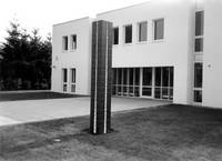 Anni Kenn-Fontaine, Stele, 1998, Feinsteinzeug-Porzellan, 3,00 x 0,40 x 0,40 m. Foto: Anni Kenn-Fontaine
