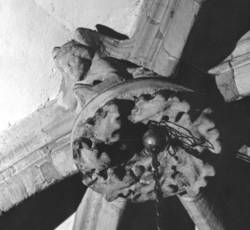 Gewölbeschlussstein mit Engel, nach 1250, Sandstein, Hochrelief, ca. 40 x 40 x 7 cm, Schlussstein im Chorhaupt der Deutschherrenkapelle, Saarbrücken