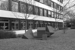 Joachim Ickrath, "Skulptur aus drei Einheiten" 1987/88, Stahl, rostrot gefasst, 1,50 x 3,50 x 3,50 m, TGBBZ, Wallerfanger Straße, Dillingen. Foto: Institut für aktuelle Kunst